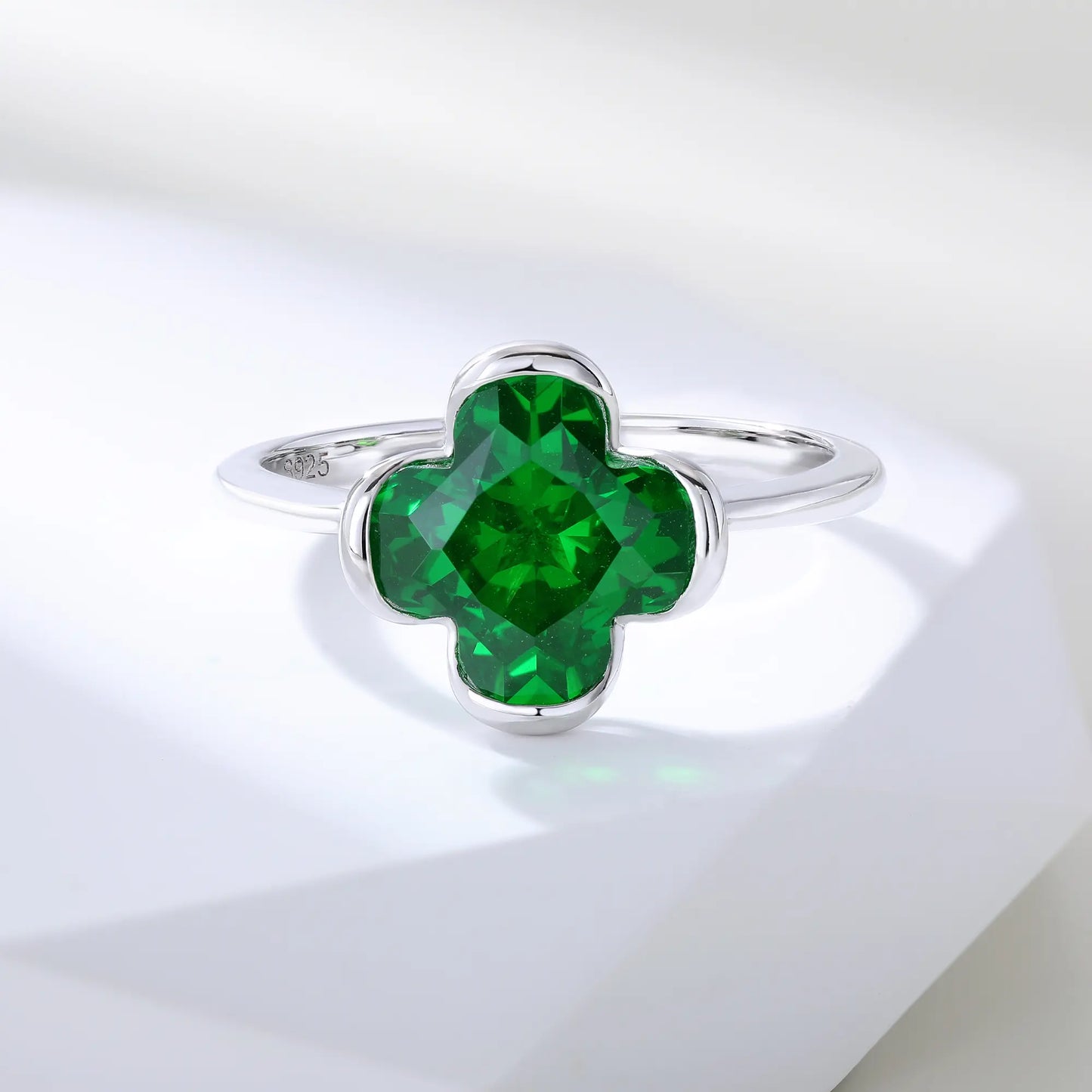 Bezel-Set Emerald Four Leaf Clover Ring in 925 Sterling Silver