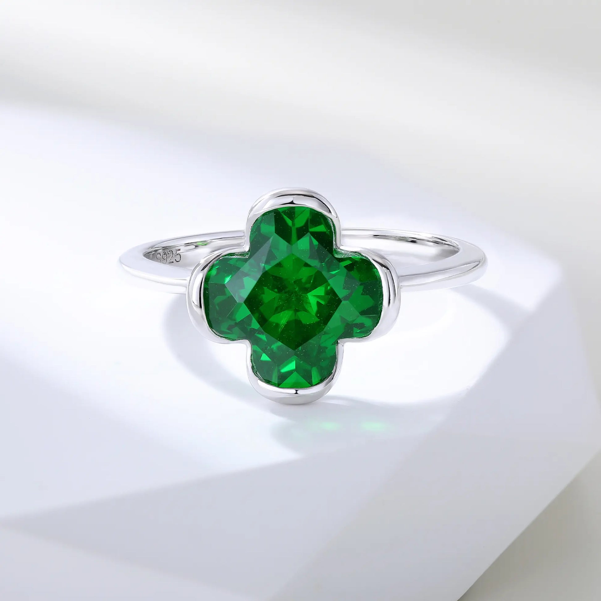 Bezel-Set Emerald Four Leaf Clover Ring in 925 Sterling Silver